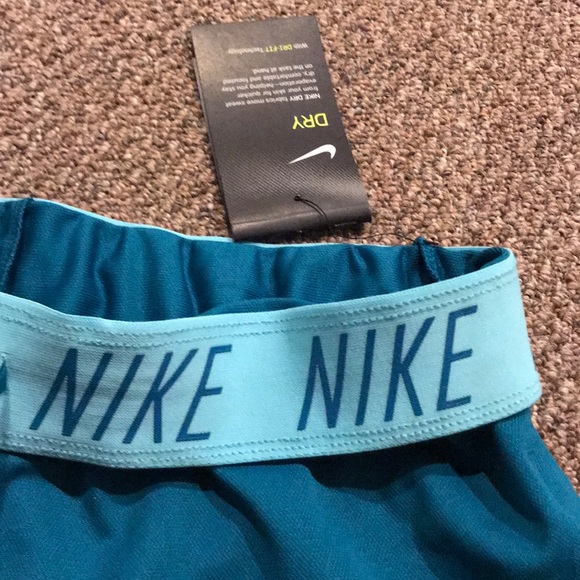 New Women NIKE DRY-FIT Running 🏃‍♀️ Shorts Sz S - Picture 3 of 8